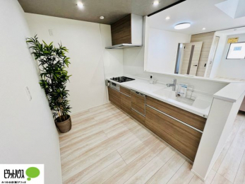 �L�b�`���@�{�H��ʐ^�@�l�C�̃J�E���^�[�L�b�`������́A���r���O�ɂ��邲�Ƒ��̗l�q���f���܂�