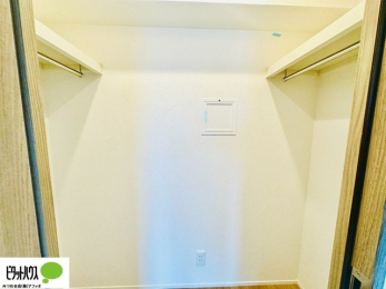 ���[�@�傫�ȃE�H�[�N�C���N���[�[�b�g�ɂ́A�G�ߕ��̈ߗނȂǂ܂Ƃ߂Ď��[�ł��A���������L���g���܂�