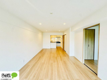 ���r���O�@16���̃��r���O�́A�Ƌ�̔z�u���l���₷�������`�^�ł��B�߂����₷���Ƒ��݂�Ȃ̌e���̏�ɁB