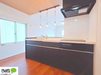 �L�b�`���@�l�C�̃J�E���^�[�L�b�`������́A���r���O�ɂ��邲�Ƒ��̗l�q���f���܂�