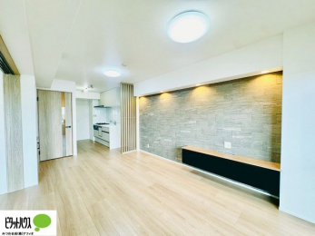 ���r���O�@���r���O�͉Ƌ�̔z�u���l���₷�������`�^�ł��B�߂����₷���Ƒ��݂�Ȃ̌e���̏�ɁB