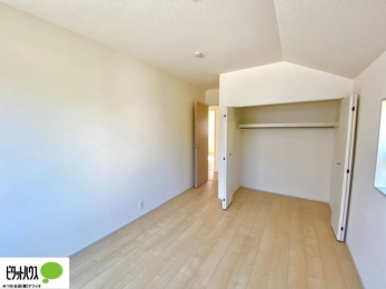 ���[�@�N���[�[�b�g�́A�����E���s��������A��̒����ߗނ����N���N���[�\�ł�