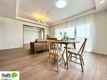 ���̑��@����TV���]�T�Őݒu�ł��A�C���e���A�v�������l���₷�����C�h�ȃ��r���O�ł��B