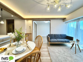 ���̑��@�l�C�̃J�E���^�[�L�b�`������́A���r���O�ɂ��邲�Ƒ��̗l�q���f���܂��B