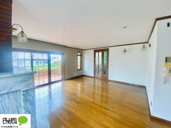 ���r���O�@���R�����������ޒg���ȃ��r���O�B��������ɂ͓Ǐ��₨���Q�ł����Ȃ���̂�т�Ɖ߂����ЂƎ����B