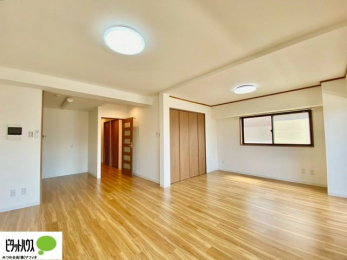 ���̑��@�傫�ȑ��̂��郊�r���O�͖��邭�A���ʂ����ǂ��A�Ƒ��݂�Ȃ̏΂����������n��܂�