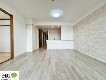 ���r���O�@���r���O�́A�Ƌ�̔z�u���l���₷�������`�^�ł��B�߂����₷���Ƒ��݂�Ȃ̌e���̏�ɁB