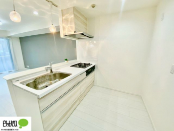 �L�b�`���@�l�C�̃J�E���^�[�L�b�`������́A���r���O�ɂ��邲�Ƒ��̗l�q���f���܂�