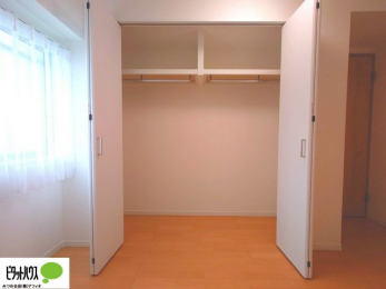 ���[�@�N���[�[�b�g�́A�����E���s��������A��̒����ߗނ����N���N���[�\�ł�