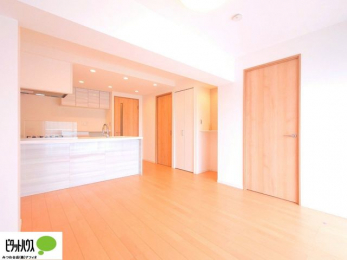 ���r���O�@���R�����������ޒg���ȃ��r���O�B��������ɂ͓Ǐ��₨���Q�ł����Ȃ���̂�т�Ɖ߂����ЂƎ����B