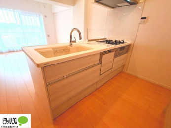 �L�b�`���@�l�C�̃J�E���^�[�L�b�`������́A���r���O�ɂ��邲�Ƒ��̗l�q���f���܂�