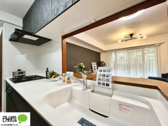 �L�b�`���@�l�C�̃J�E���^�[�L�b�`������́A���r���O�ɂ��邲�Ƒ��̗l�q���f���܂�