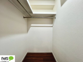 �q�������@�傫�ȃE�H�[�N�C���N���[�[�b�g�ɂ́A�G�ߕ��̈ߗނȂǂ܂Ƃ߂Ď��[�ł��A���������L���g���܂�