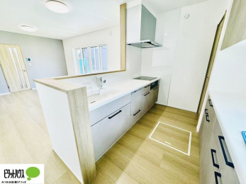 �L�b�`���@�l�C�̃J�E���^�[�L�b�`������́A���r���O�ɂ��邲�Ƒ��̗l�q���f���܂�