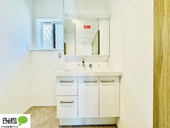 ���ʑ�E���ʏ��@�O�ʋ��̗���A�V���N���ȂǑ������[��������A�L�X�Ƃ������ʉ��ϑ�ł��B