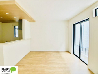 ���̑��@�傫�ȑ��̂��郊�r���O�͖��邭�A���ʂ����ǂ��A�Ƒ��݂�Ȃ̏΂����������n��܂�