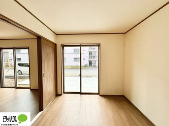 ���̑����ρ@1�K���r���O���ɂ͗m�����B�h�A���J���āA����ɍL����Ԃɂ��邱�Ƃ��\�ł��B