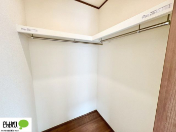 ���[�@�傫�ȃE�H�[�N�C���N���[�[�b�g�ɂ́A�G�ߕ��̈ߗނȂǂ܂Ƃ߂Ď��[�ł��A���������L���g���܂�