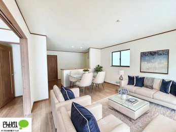 ���r���O�@16���̃��r���O�́A�Ƌ�̔z�u���l���₷�������`�^�ł��B�߂����₷���Ƒ��݂�Ȃ̌e���̏�ɁB�����ۂ̎����ʐ^��CG�ŉƋ��z�u�����C���[�W�ł���A���ۂƂ͑����قȂ�܂��B