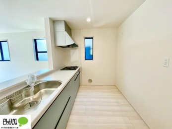 �L�b�`���@�l�C�̃J�E���^�[�L�b�`������́A���r���O�ɂ��邲�Ƒ��̗l�q���f���܂�