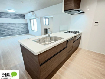 �L�b�`���@�l�C�̃J�E���^�[�L�b�`������́A���r���O�ɂ��邲�Ƒ��̗l�q���f���܂�