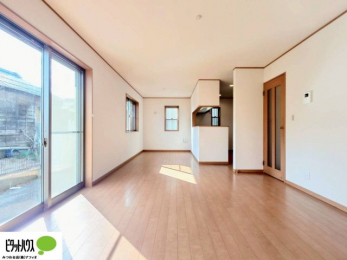 �L�b�`���@�傫�ȑ��̂��郊�r���O�͖��邭�A���ʂ����ǂ��A�Ƒ��݂�Ȃ̏΂����������n��܂�