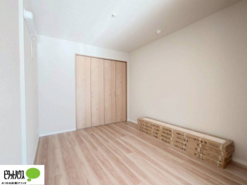 ���̑����ρ@���r���O���ɂ͗m�����B�h�A���J���āA����ɍL����Ԃɂ��邱�Ƃ��\�ł��B