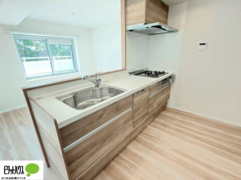 �L�b�`���@�l�C�̃J�E���^�[�L�b�`������́A���r���O�ɂ��邲�Ƒ��̗l�q���f���܂�