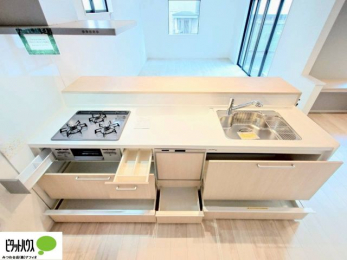 �L�b�`���@�R�����͊�����3���B�O�����@�\�t���œ����������\�Ȃ̂ŁA�����I�ɂ��������o���܂��B���ʂ̏��Ȃ��f�U�C���Ȃ̂ŁA���������y�X�B