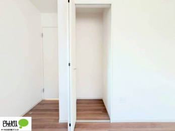 ���[�@�N���[�[�b�g�́A�����E���s��������A��̒����ߗނ����N���N���[�\�ł�