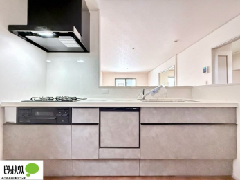 �L�b�`���@�{�H��ʐ^�F�l�C�̃J�E���^�[�L�b�`������́A���r���O�ɂ��邲�Ƒ��̗l�q���f���܂�