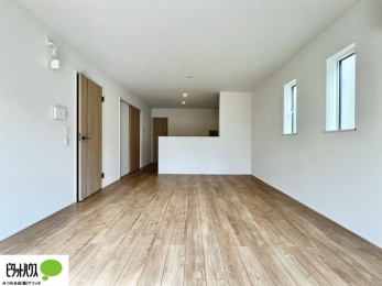 ���r���O�@17���̃��r���O�́A�Ƌ�̔z�u���l���₷�������`�^�ł��B�߂����₷���Ƒ��݂�Ȃ̌e���̏�ɁB