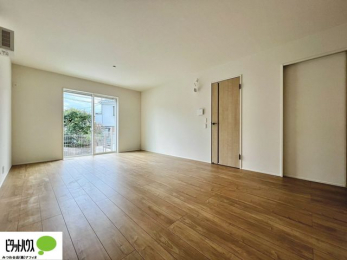 ���r���O�@�傫�ȑ��̂��郊�r���O�͖��邭�A���ʂ����ǂ��A�Ƒ��݂�Ȃ̏΂����������n��܂�