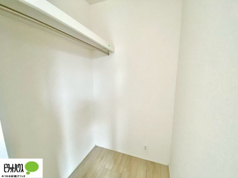 ���[�@�傫�ȃE�H�[�N�C���N���[�[�b�g�ɂ́A�G�ߕ��̈ߗނȂǂ܂Ƃ߂Ď��[�ł��A���������L���g���܂�