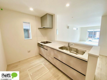 �L�b�`���@�l�C�̃J�E���^�[�L�b�`������́A���r���O�ɂ��邲�Ƒ��̗l�q���f���܂�