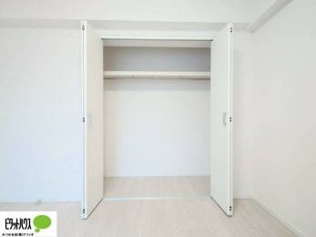 ���[�@�N���[�[�b�g�́A�����E���s��������A��̒����ߗނ����N���N���[�\�ł�