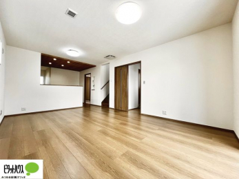 ���r���O�@���R�����������ޒg���ȃ��r���O�B��������ɂ͓Ǐ��₨���Q�ł����Ȃ���̂�т�Ɖ߂����ЂƎ����B