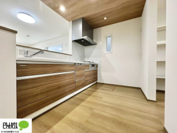 �L�b�`���@�l�C�̃J�E���^�[�L�b�`������́A���r���O�ɂ��邲�Ƒ��̗l�q���f���܂�