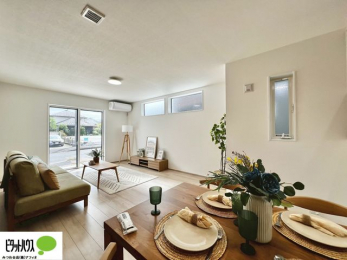 ���̑��@���r���O�͉Ƒ��ōL�X�Ɖ߂�����19.4���B�L�b�`�����烊�r���O�����ʂ��āA���q����̗l�q���΂�����B