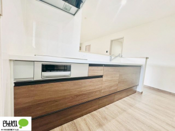 ���[�@�l�C�̃J�E���^�[�L�b�`������́A���r���O�ɂ��邲�Ƒ��̗l�q���f���܂�