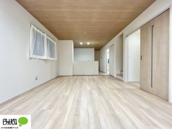 ���r���O�@���R�����������ޒg���ȃ��r���O�B��������ɂ͓Ǐ��₨���Q�ł����Ȃ���̂�т�Ɖ߂����ЂƎ����B