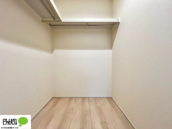 �q�������@�E�H�[�N�C���N���[�[�b�g�͂��m�������[����̂͂������A���s�o�b�N�Ȃǂ̑傫�ȉו������[���Ă����̂ɂ��֗��ł��B