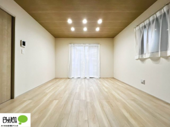 ���r���O�@�傫�ȑ��̂��郊�r���O�͖��邭�A���ʂ����ǂ��A�Ƒ��݂�Ȃ̏΂����������n��܂�