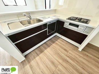 �L�b�`���@�l�C�̃J�E���^�[�L�b�`������́A���r���O�ɂ��邲�Ƒ��̗l�q���f���܂�