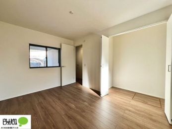 �o���R�j�[�@�N���[�[�b�g�́A�����E���s��������A��̒����ߗނ����N���N���[�\�ł�