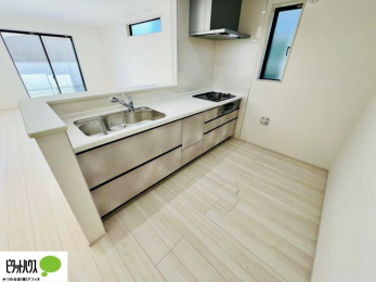 �L�b�`���@�{�H��ʐ^�@�l�C�̃J�E���^�[�L�b�`������́A���r���O�ɂ��邲�Ƒ��̗l�q���f���܂�