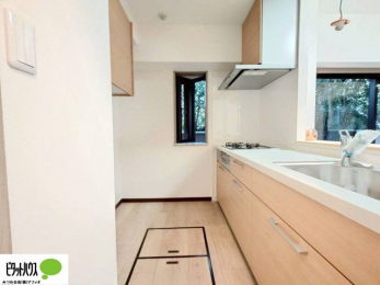 �L�b�`���@�l�C�̃J�E���^�[�L�b�`������́A���r���O�ɂ��邲�Ƒ��̗l�q���f���܂�