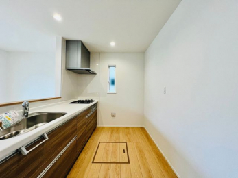 �L�b�`���@�{�H��ʐ^�F�l�C�̃J�E���^�[�L�b�`������́A���r���O�ɂ��邲�Ƒ��̗l�q���f���܂�