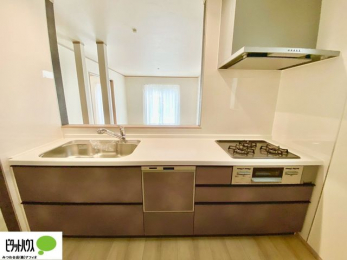 �L�b�`���@�l�C�̃J�E���^�[�L�b�`������́A���r���O�ɂ��邲�Ƒ��̗l�q���f���܂�