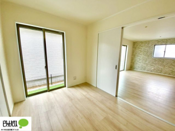 ���̑����ρ@1�K���r���O���ɂ͗m�����B�h�A���J���āA����ɍL����Ԃɂ��邱�Ƃ��\�ł��B